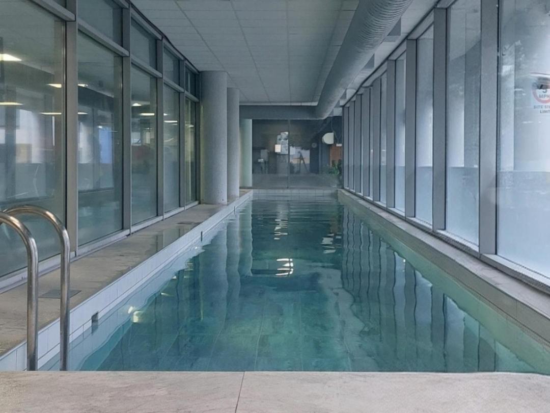 Charming 1bdr Serviced Condo! 4 Guests Pool N Free Parking Appartamento *