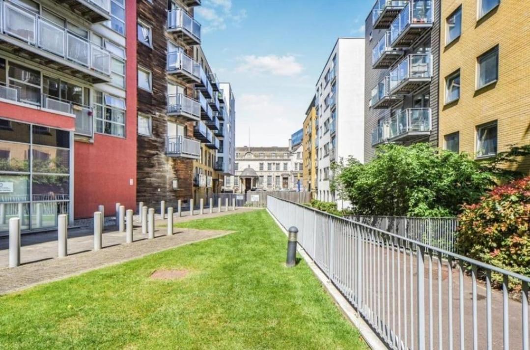 Charming 1bdr Serviced Condo! 4 Guests Pool N Free Parking Appartamento *