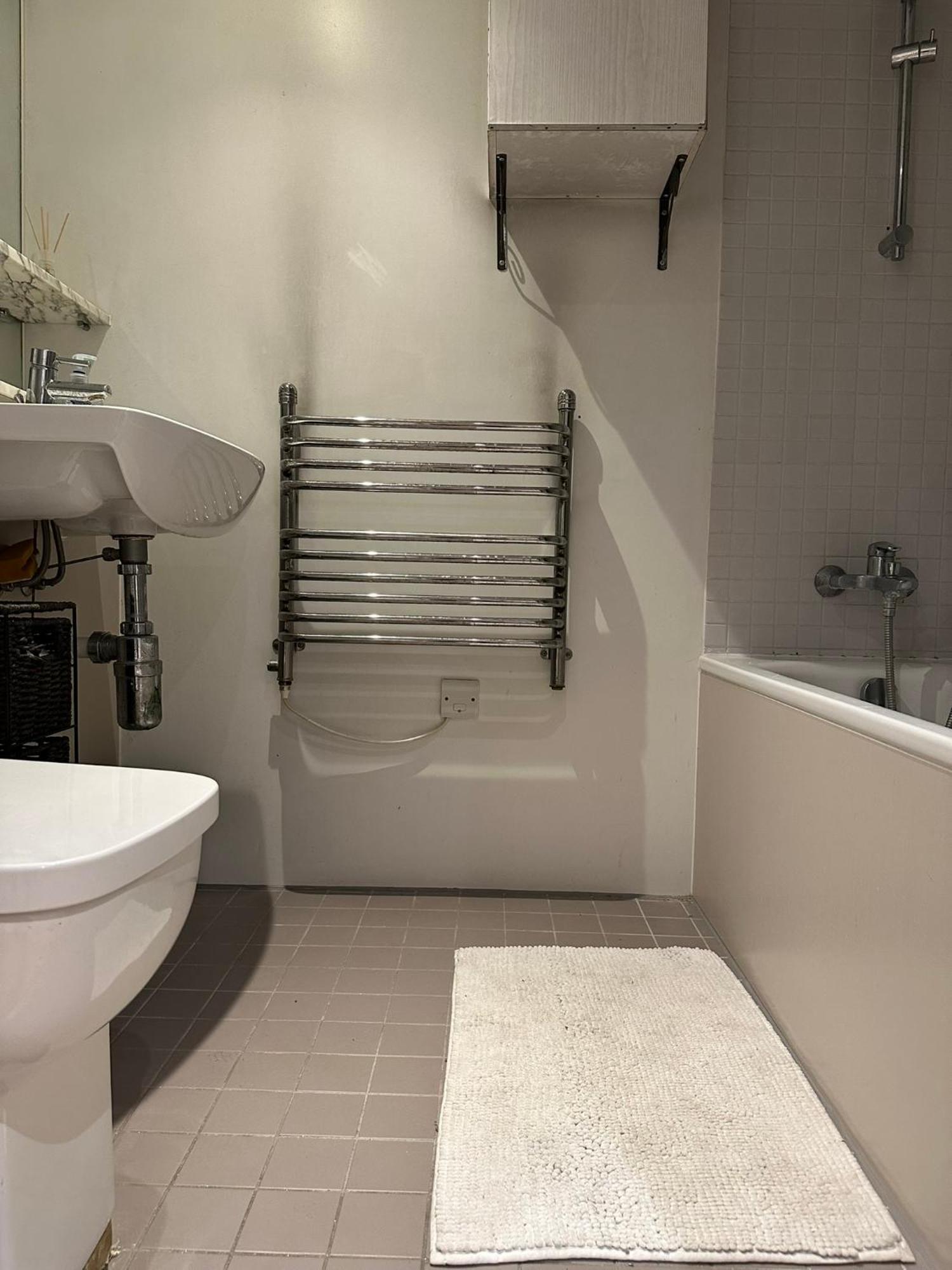 Charming 1bdr Serviced Condo! 4 Guests Pool N Free Parking Appartamento