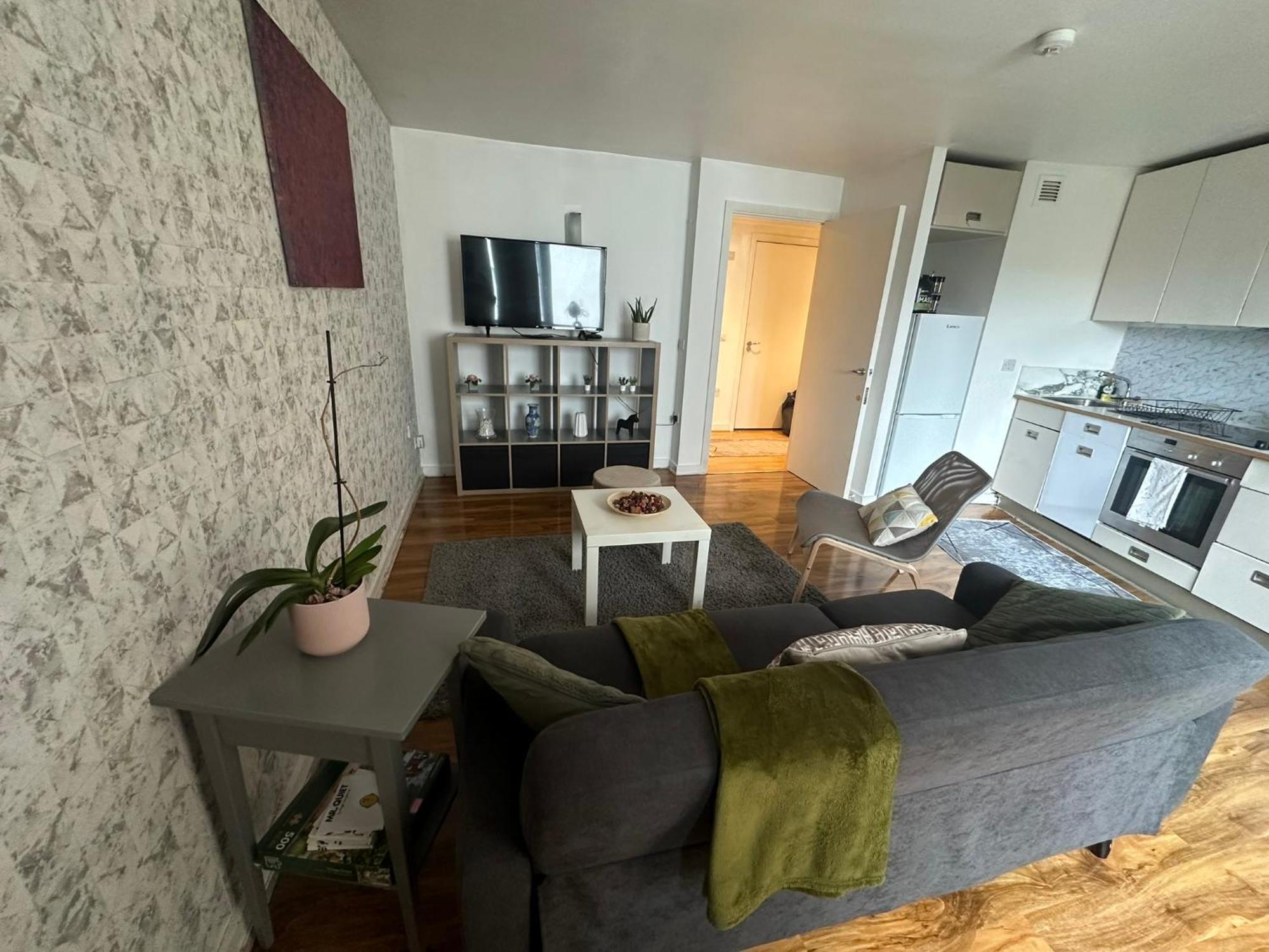 Charming 1bdr Serviced Condo! 4 Guests Pool N Free Parking Londra