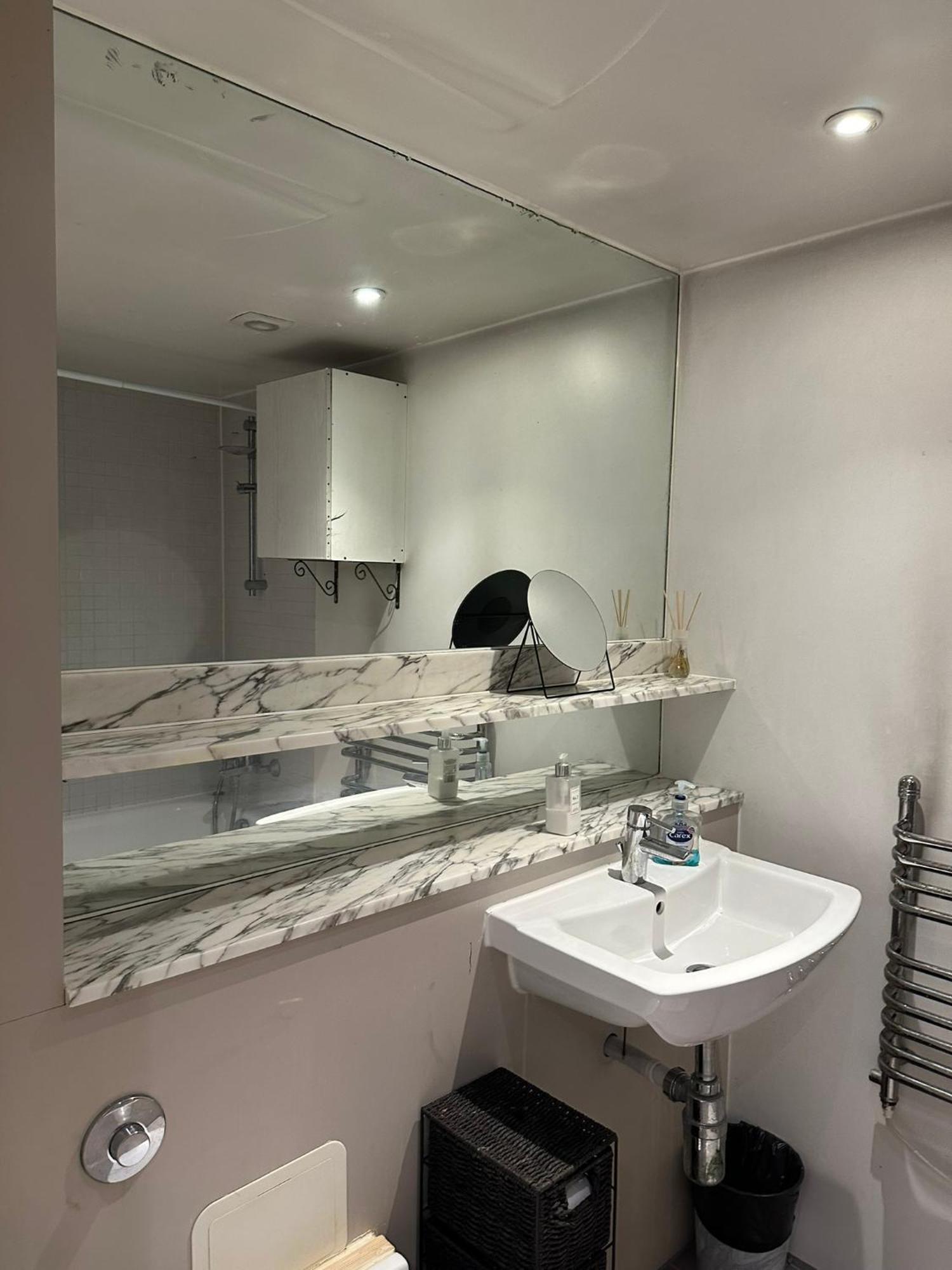 Charming 1bdr Serviced Condo! 4 Guests Pool N Free Parking * Londra